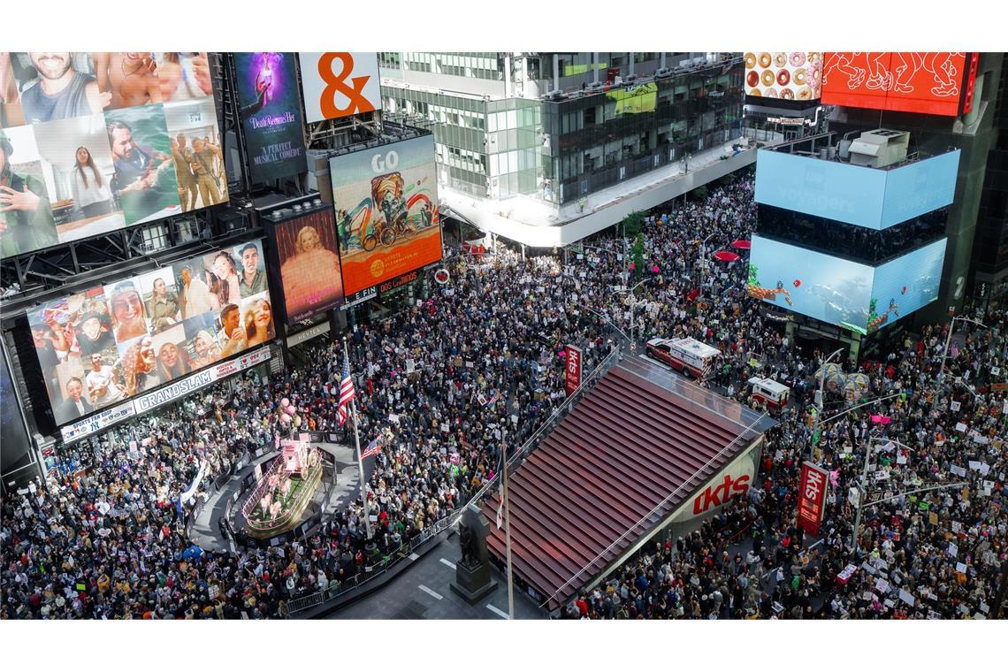"No Kings": Amerikaner gehen gegen Trump auf die Straße Tausende Demonstranten füllten den Times Square in New York.