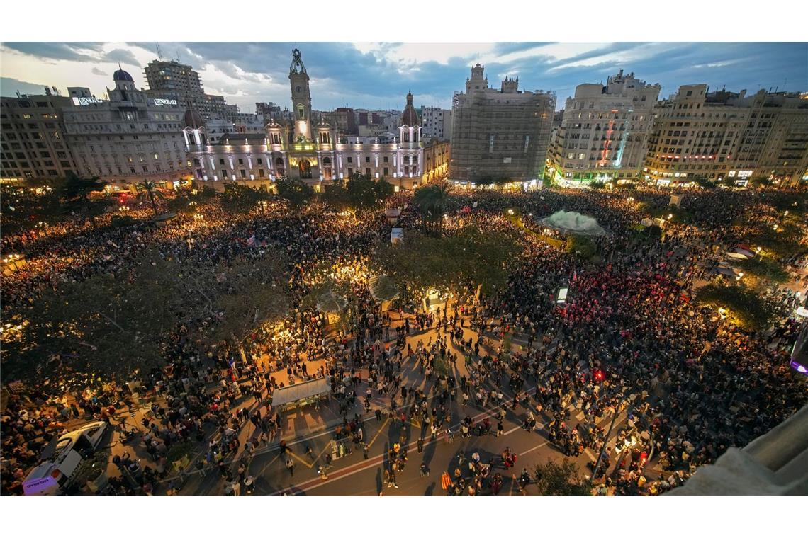 Bilder des Tages Tausende Demonstranten versammeln sich in Valencia zu einer von sozialen und zivilgesellschaftlichen Gruppen organisierten Demonstration, um den Umgang mit den jüngsten Überschwemmungen anzuprangern.