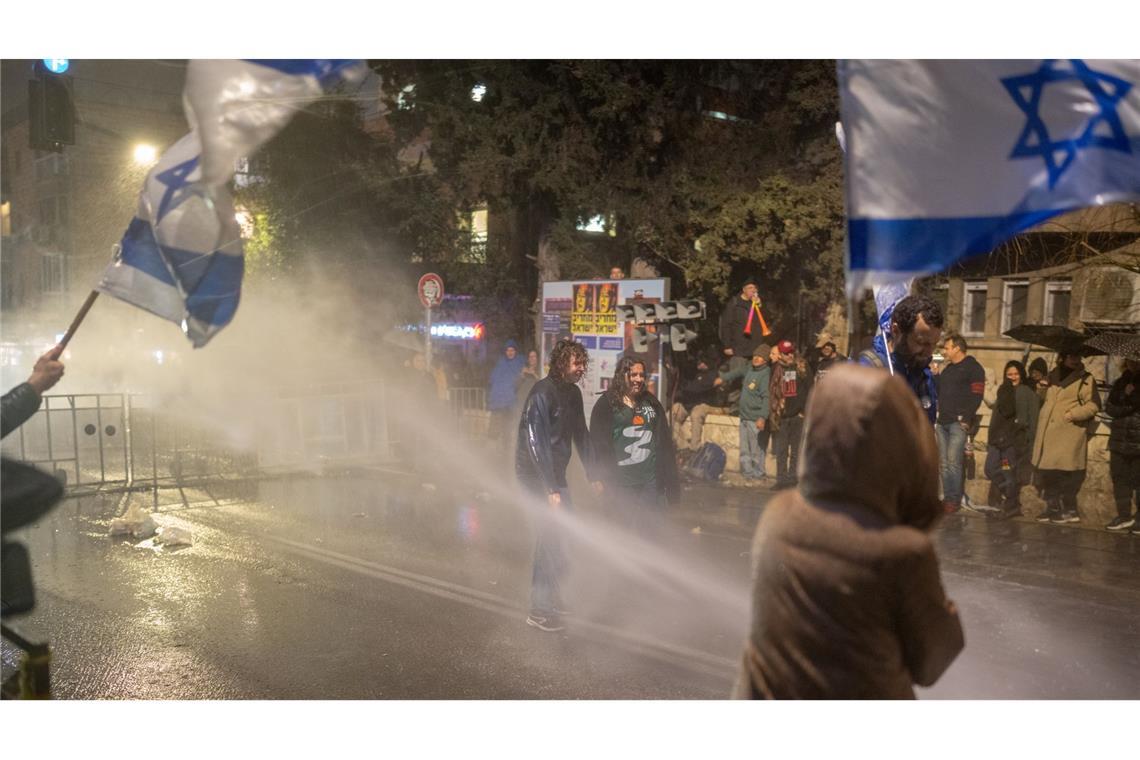 Israel erhöht mit neuer Gaza-Offensive Druck auf Hamas Tausende demonstrierten in Jerusalem gegen die Politik der israelischen Regierung.