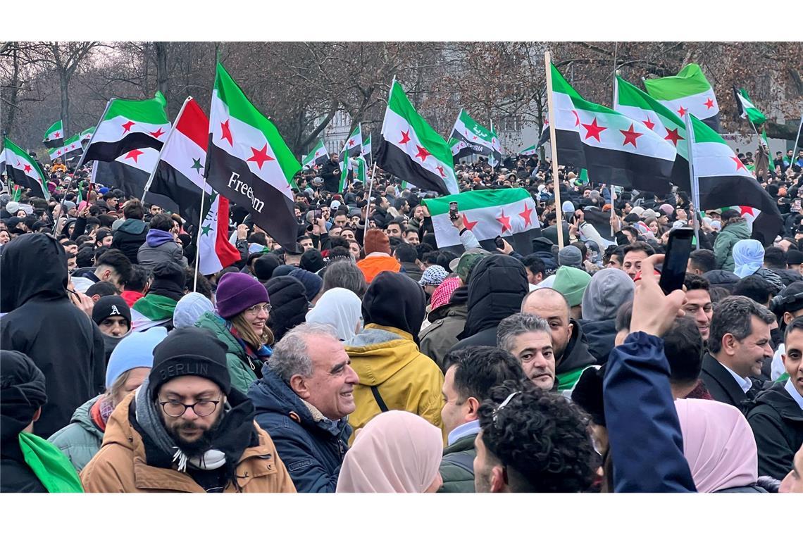 Rebellen erobern Damaskus - Assad geflohen Tausende feiern in Berlin den Sturz Assads.