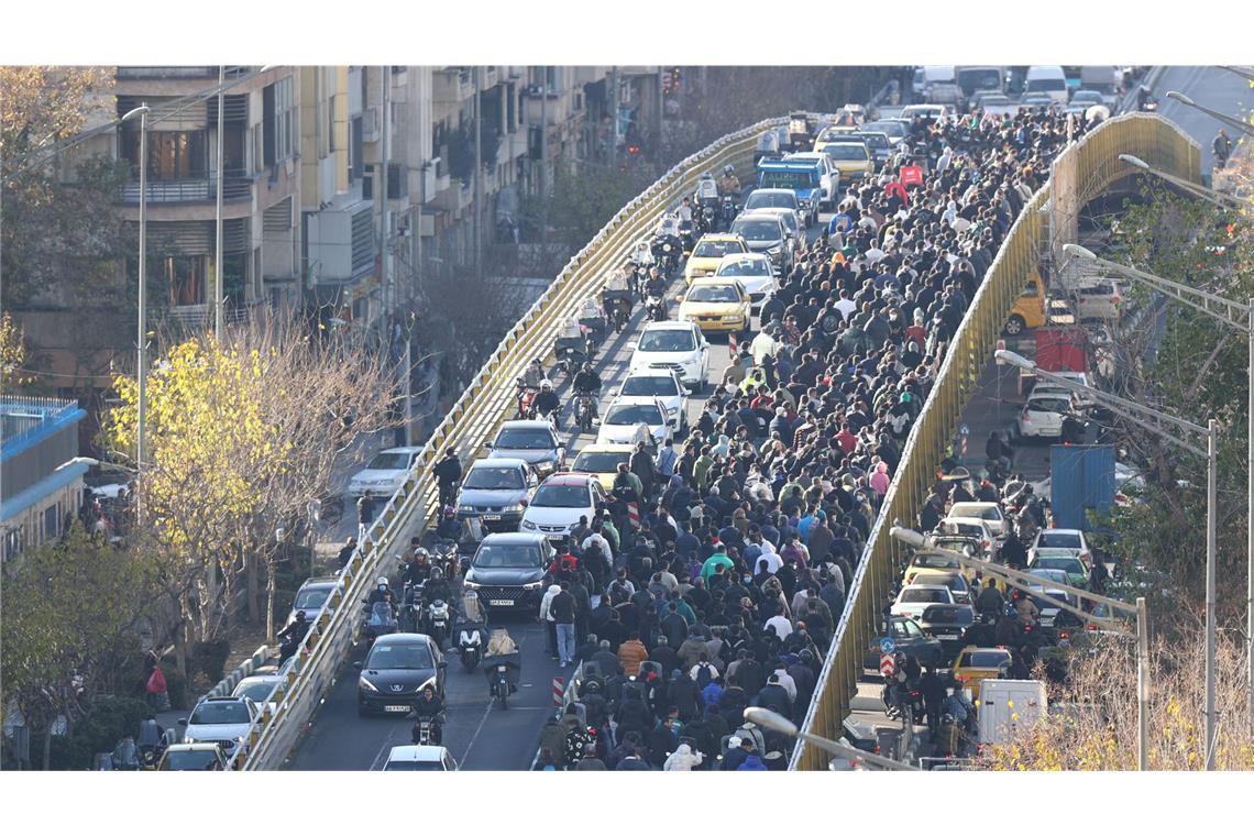 Tausende gehen derzeit in Teheran auf die Straße.