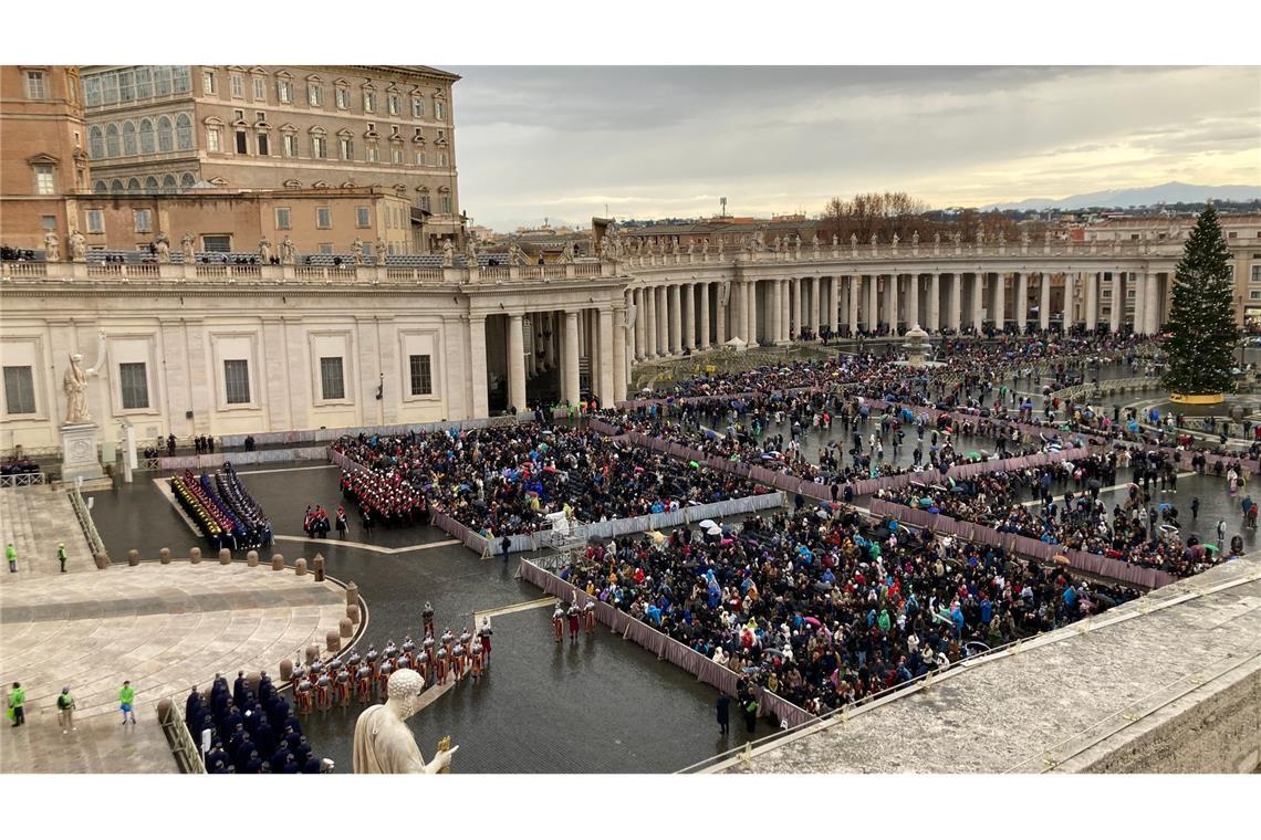 Papst mahnt zu Frieden: "Dröhnen der Waffen möge verstummen"