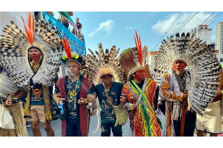 Tausende Indigene und internationale Klimaschützer zogen durchs Zentrum der Millionenstadt Belém.