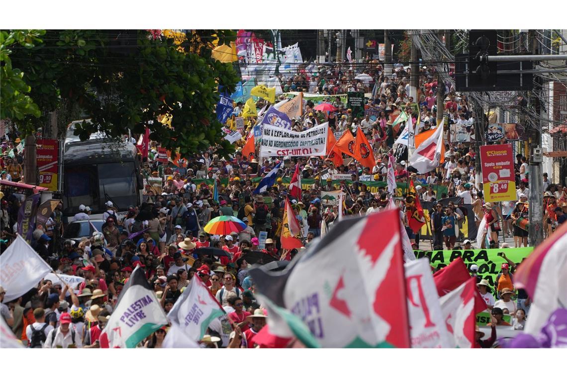 Tausende Indigene und internationale Klimaschützer zogen durchs Zentrum der Millionenstadt Belém.