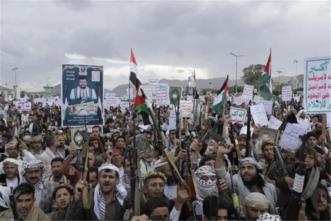 Tausende Jemeniten versammeln sich auf dem Al-Sabeen-Platz in Sanaa.