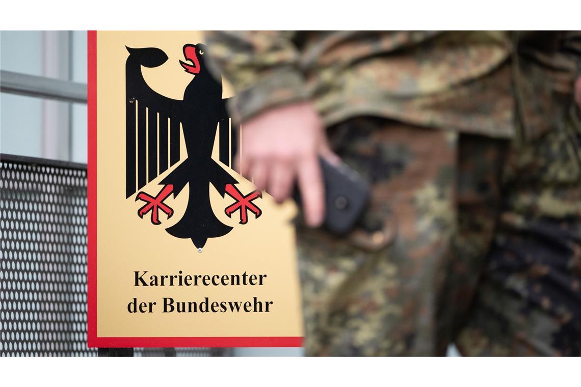 Tausende junge Männer sind offenbar nicht bereit, den für sie verpflichtenden Fragebogen zum neuen Wehrdienst auszufüllen (Symbolfoto).