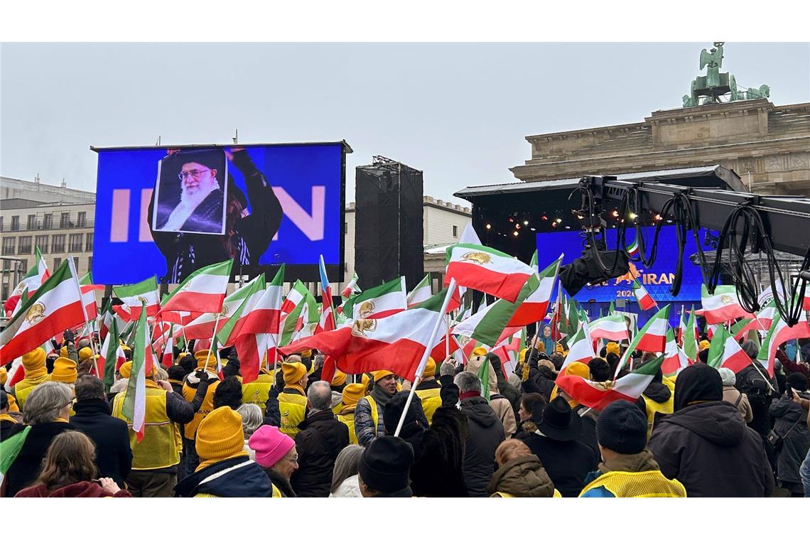 Tausende Menschen demonstrieren vor dem Brandenburger Tor für Freiheit im Iran.