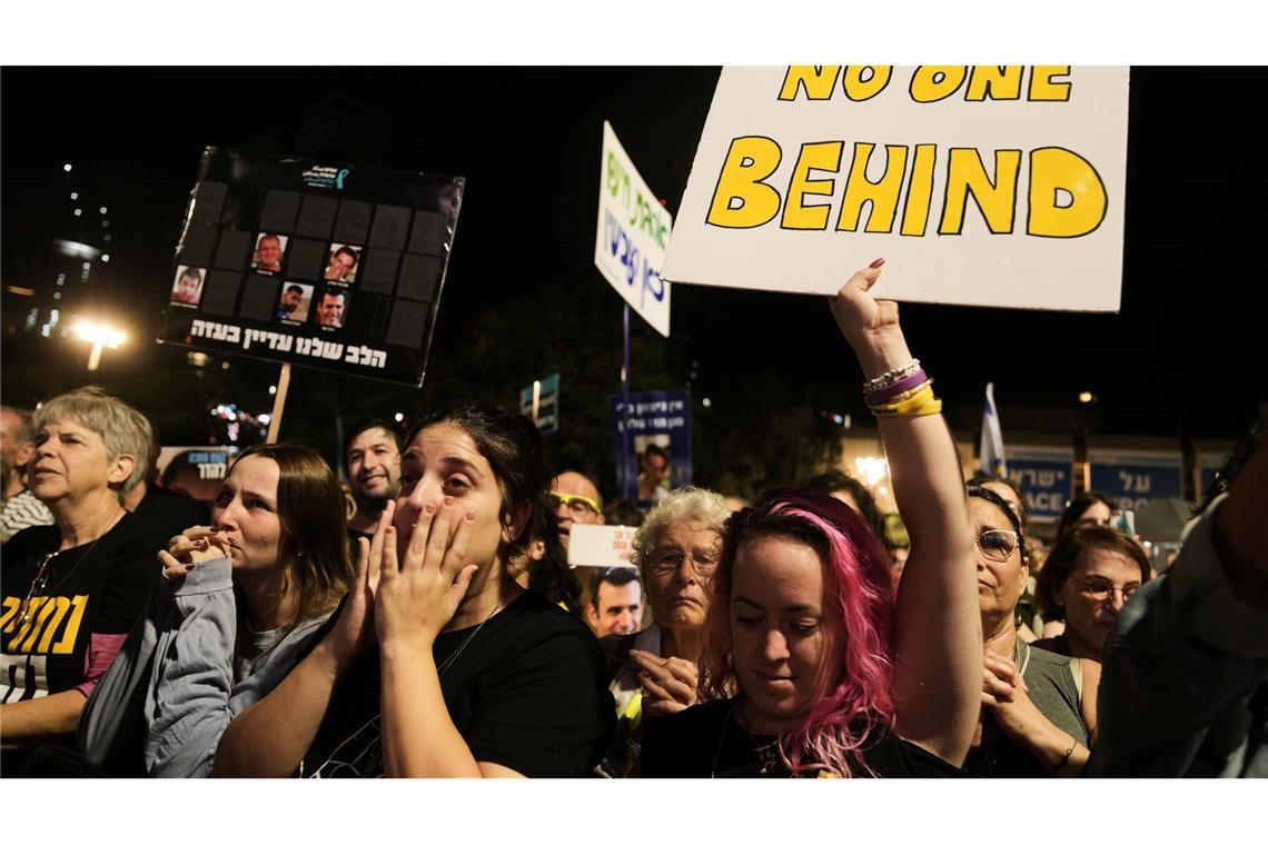 Tausende Menschen forderten in Israel die Herausgabe der restlichen Geisel-Leichen.