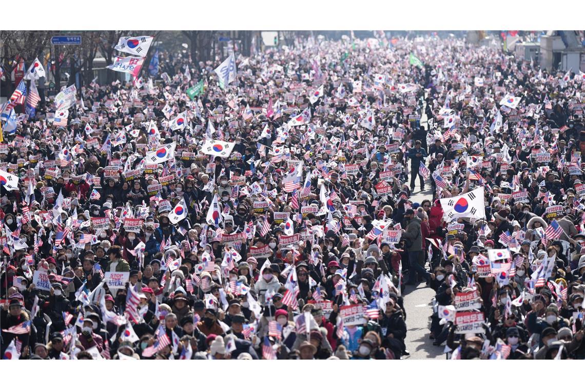 Südkoreas suspendierter Präsident Yoon muss in Haft bleiben Tausende Menschen gingen in Seoul für Yoon auf die Straße.