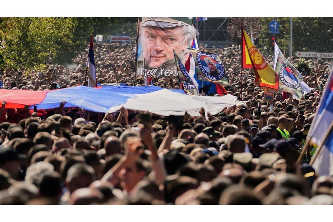 Tausende Menschen haben am Montag in Belgrad den verstorbenen Kriegsverbrecher Ratko Mladic geehrt.
