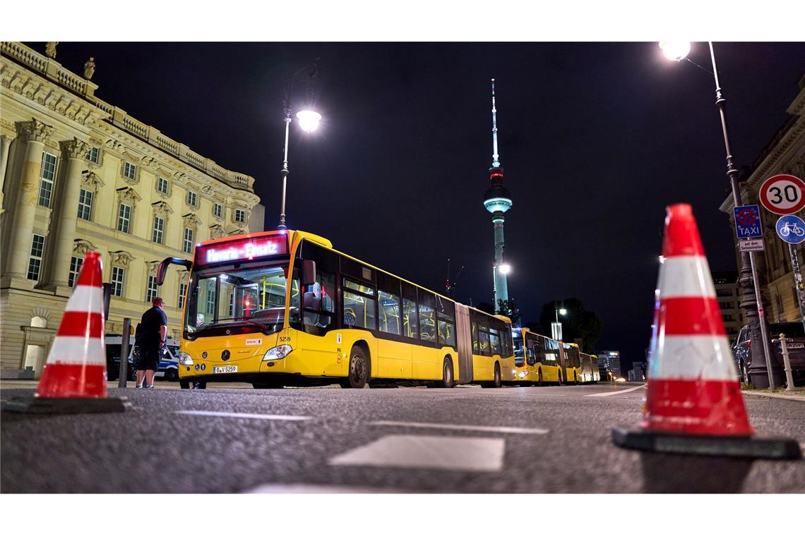 Tausende Menschen in Berlin-Mitte haben am späten Abend ihre Wohnungen wegen eines Kriegsmunitions-Funds in der Spree verlassen müssen.