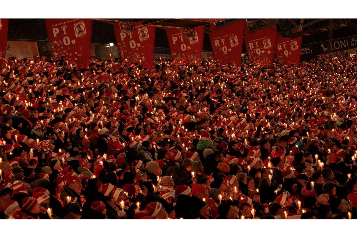Bilder des Tages Tausende Menschen singen Weihnachtslieder beim traditionellen Weihnachtssingen des Bundesligisten 1.FC Union im Stadion in der Alten Försterei.