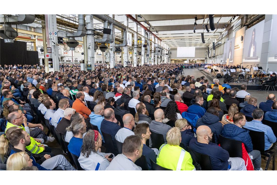 Tausende Mitarbeiterinnen und Mitarbeiter folgen der Versammlung in Halle 11 des Stammwerks.