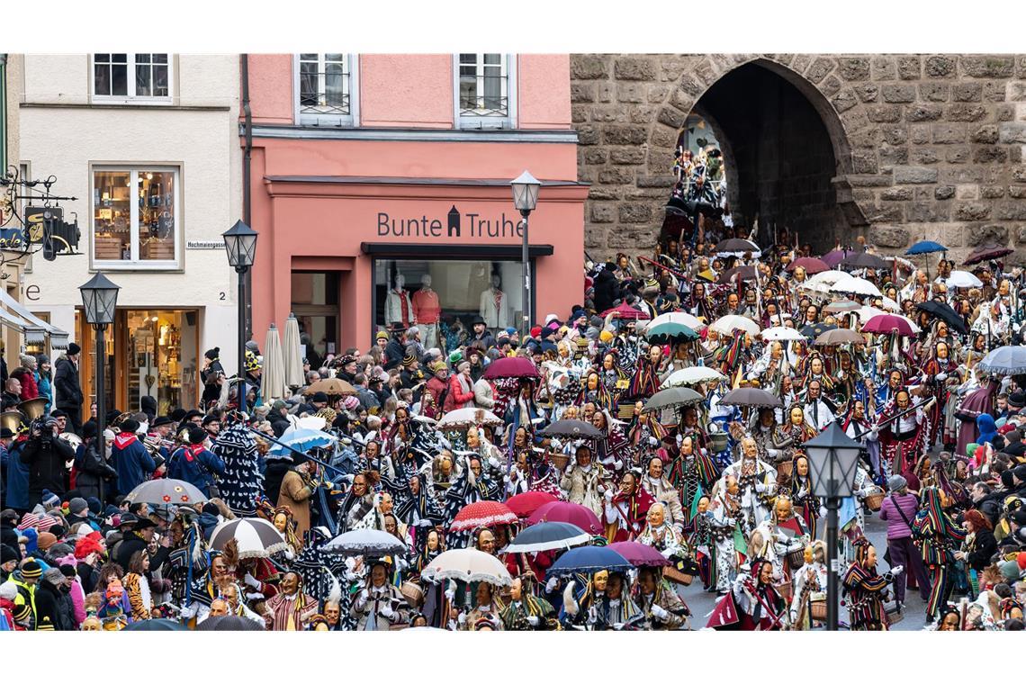 Tausende Narren ziehen während des Narrensprungs durch die Innenstadt.