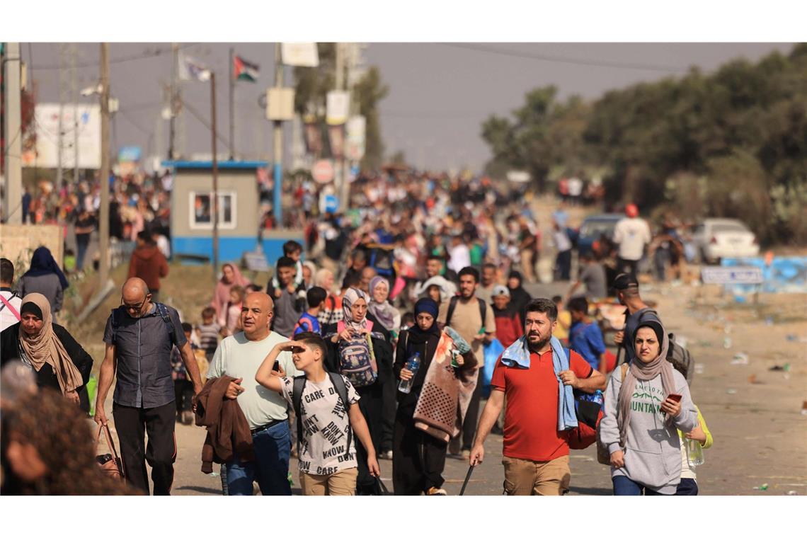 Israels Armee erklärt weitere Hamas-Geisel für tot Tausende Palästinenser flüchten zu Fuß aus dem Gazastreifen (Archivfoto).