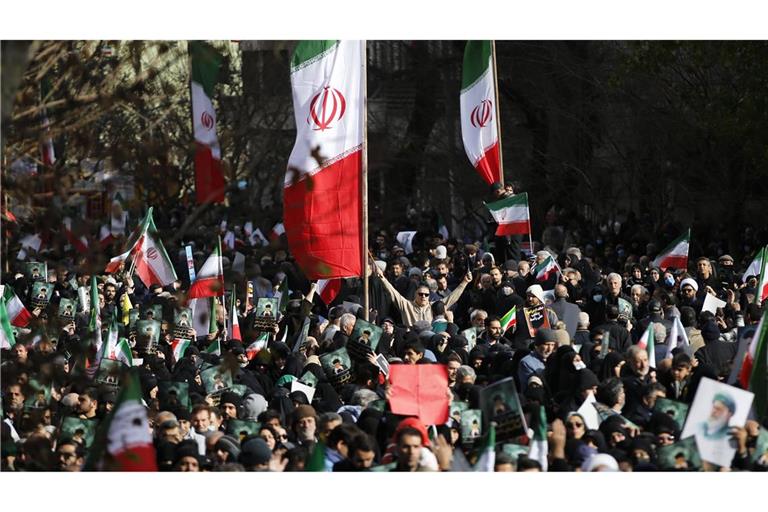 Tausende protestieren in Teheran gegen das iranische Regime.