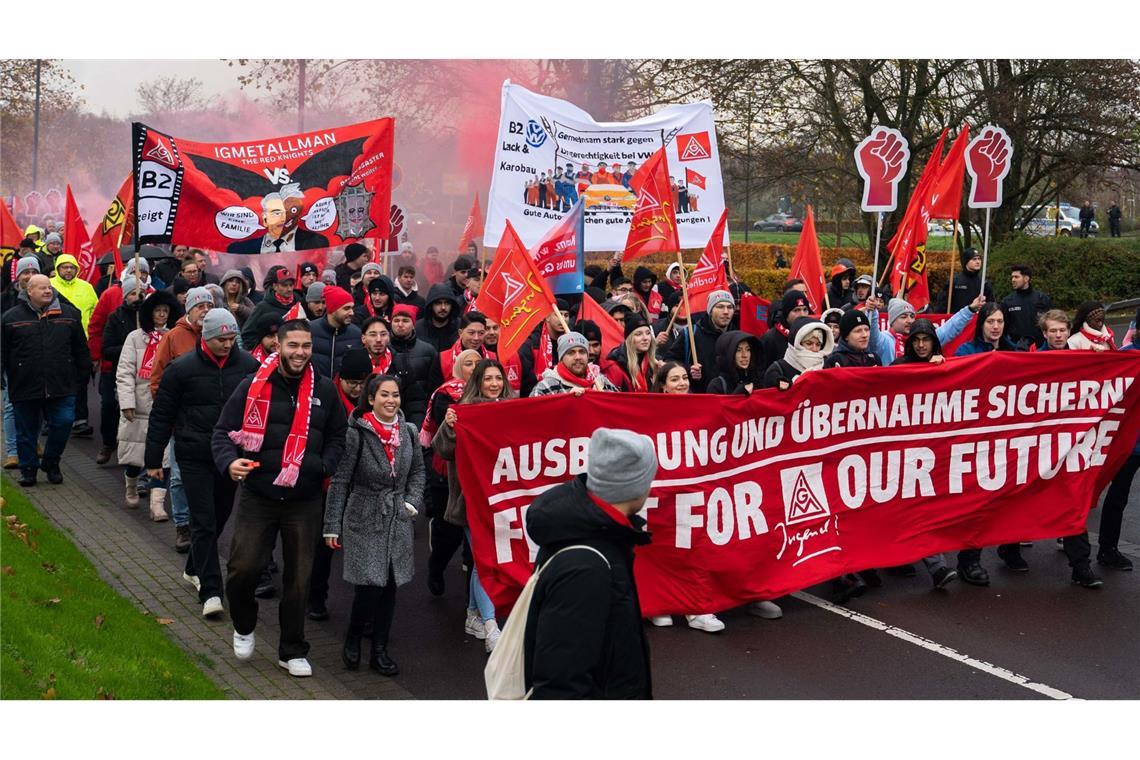 VW-Beschäftigte erhöhen Druck auf Vorstand Tausende Teilnehmer demonstrieren vor dem Werk am Verhandlungsort in der Volkswagen Arena, mit anschließender Protest-Kundgebung direkt vor dem Stadion.