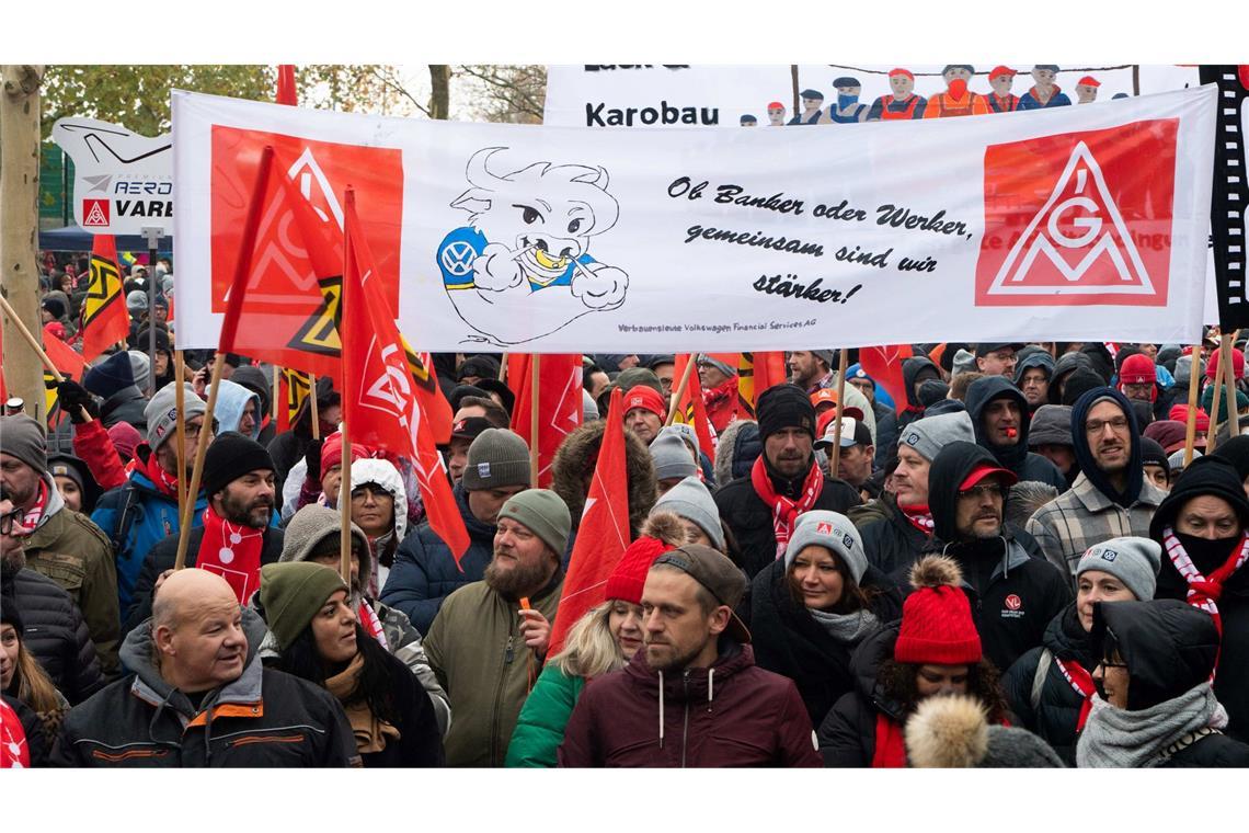 IG Metall: Warnstreiks bei VW ab Anfang Dezember Tausende Teilnehmer demonstrieren vor dem Werk am Verhandlungsort in der Volkswagen Arena, mit anschließender Protest-Kundgebung direkt vor dem Stadion.