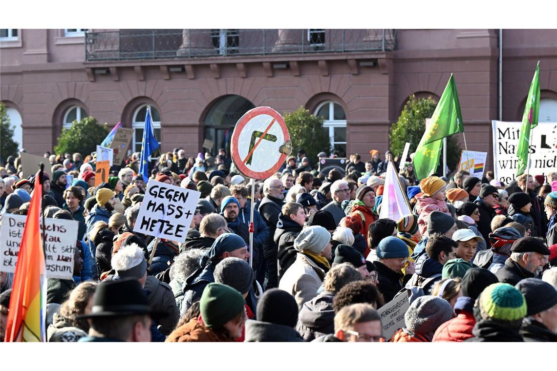 Tausende demonstrieren gegen „Abschiebetickets“ der AfD Tausende versammelten sich am Samstagmittag auf dem Karlsruher Marktplatz, um ein Zeichen zu setzen.