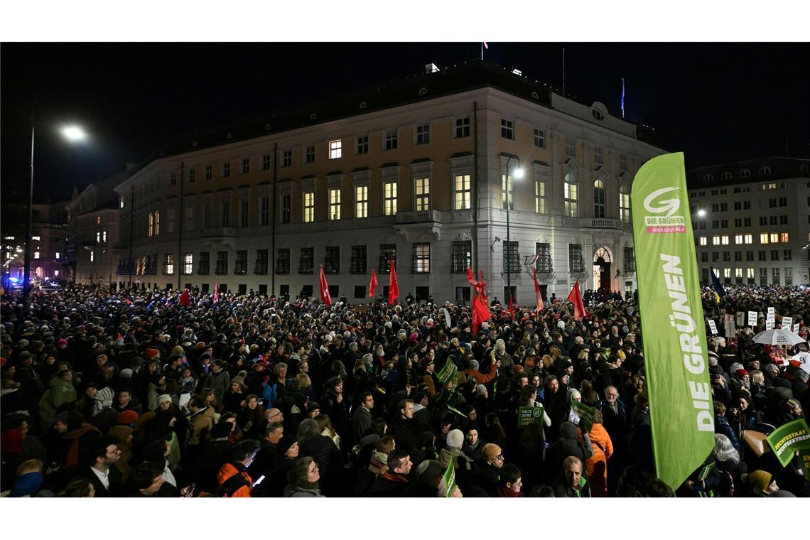 Zehntausende protestieren in Österreich gegen Rechts Tausende versammelten sich vor dem Kanzleramt.