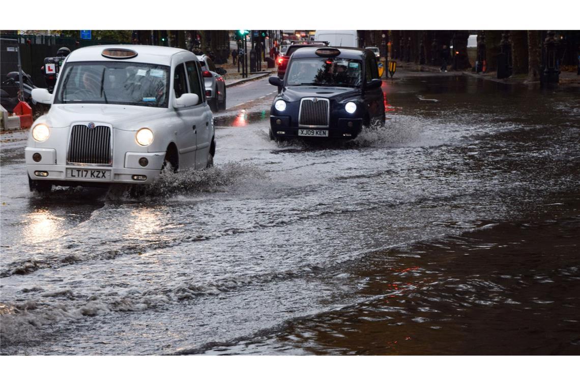 Bilder des Tages Taxis fahren über eine überschwemmte Straße in London.