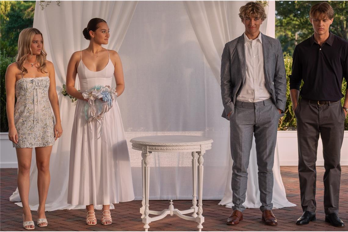 Taylor (Rain Spencer), Belly (Lola Tung), Jeremiah (Gavin Casalegno), Conrad (Christopher Briney) in „The Summer I Turned Pretty“.