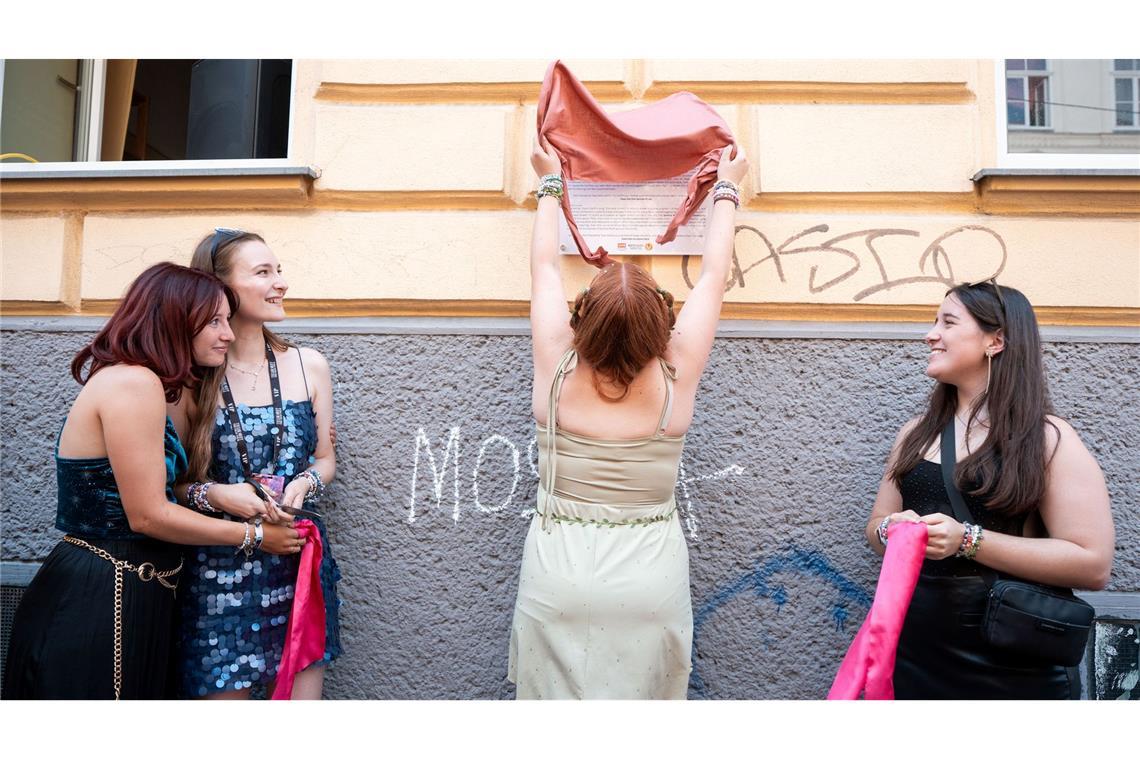 Get-together von Swifties in Wien ein Jahr nach Terroralarm Taylor-Swift-Fans enthüllen eine Gedenktafel.