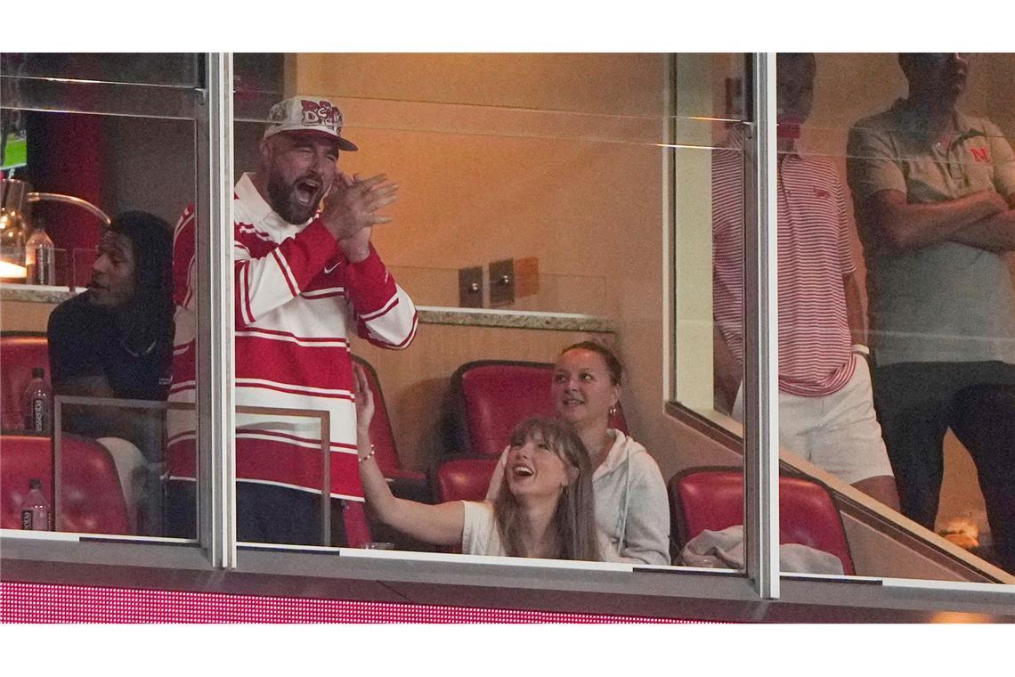 Bilder des Tages Taylor Swift sitzt zusammen mit ihrem Verlobten Travis Kelce in einer Loge in Kansas City und schauen sich gemeinsam das NCAA-College Spiel zwischen Cincinnati und Nebraska an.
