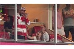 Taylor Swift sitzt zusammen mit ihrem Verlobten Travis Kelce in einer Loge in Kansas City und schauen sich gemeinsam das  NCAA-College Spiel zwischen Cincinnati und Nebraska an.