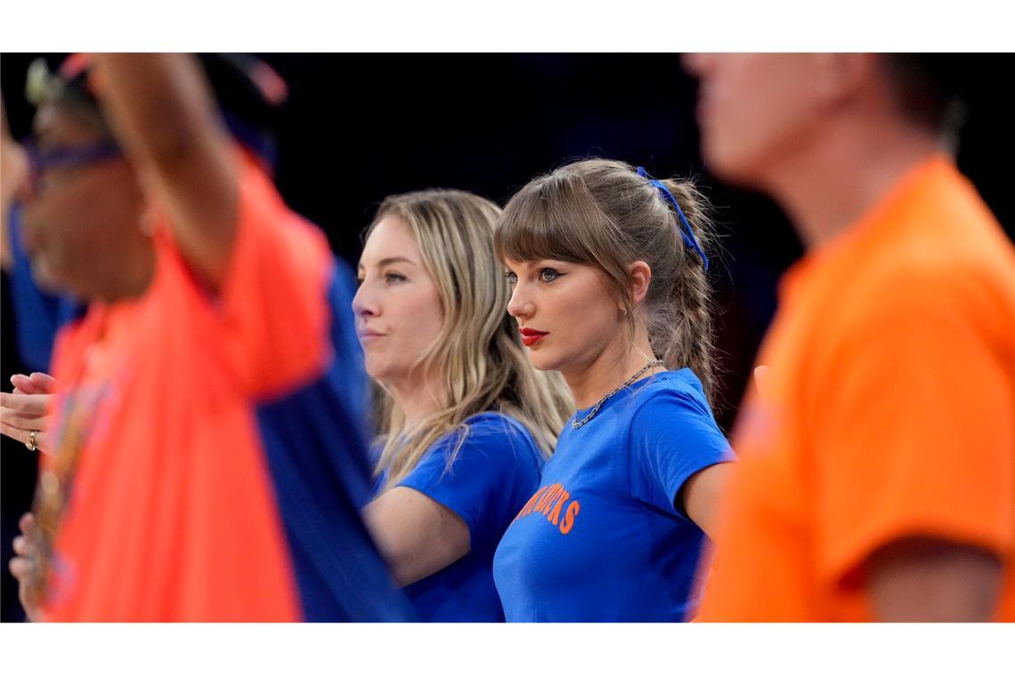 Taylor Swift und Este Haim schauen während der ersten Hälfte von Spiel 4 in der NBA-Finalserie zwischen den New York Knicks und den San Antonio Spurs zu.