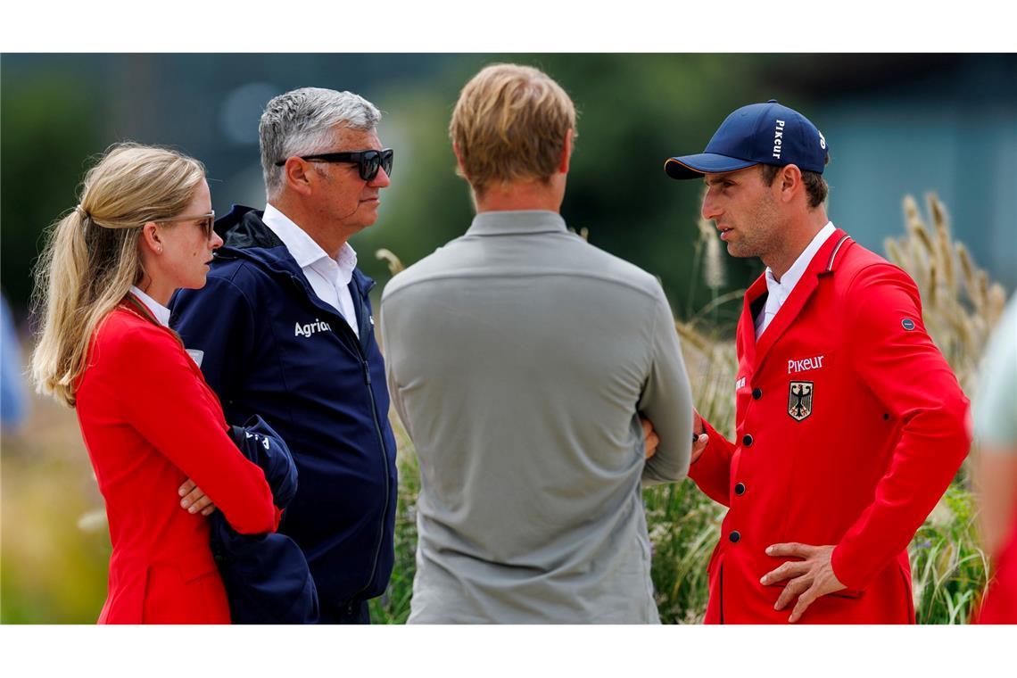 Springreiter feiern bei EM in Spanien Bronze Team-Besprechung bei der EM der Springreiter.