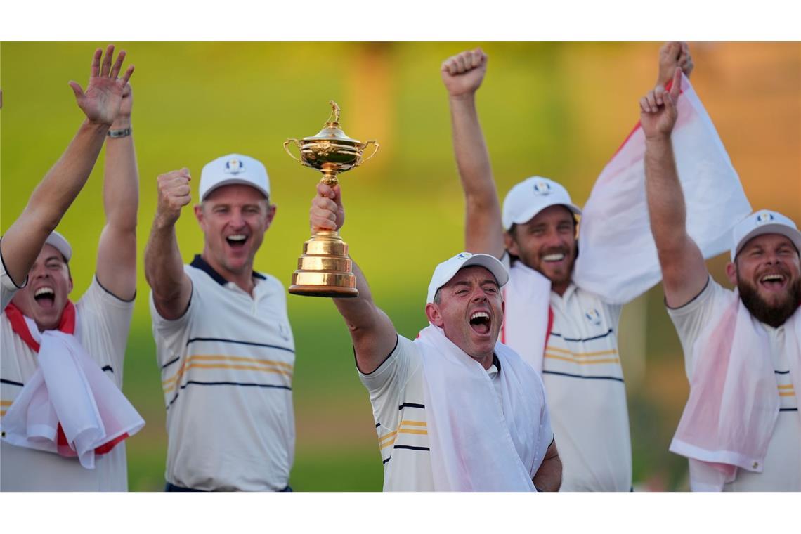 Bilder des Tages Team Europas Rory McIlroy halt dem Sieg im Ryder Cup auf dem auf dem Bethpage Black Golfplatz die Trophäe.