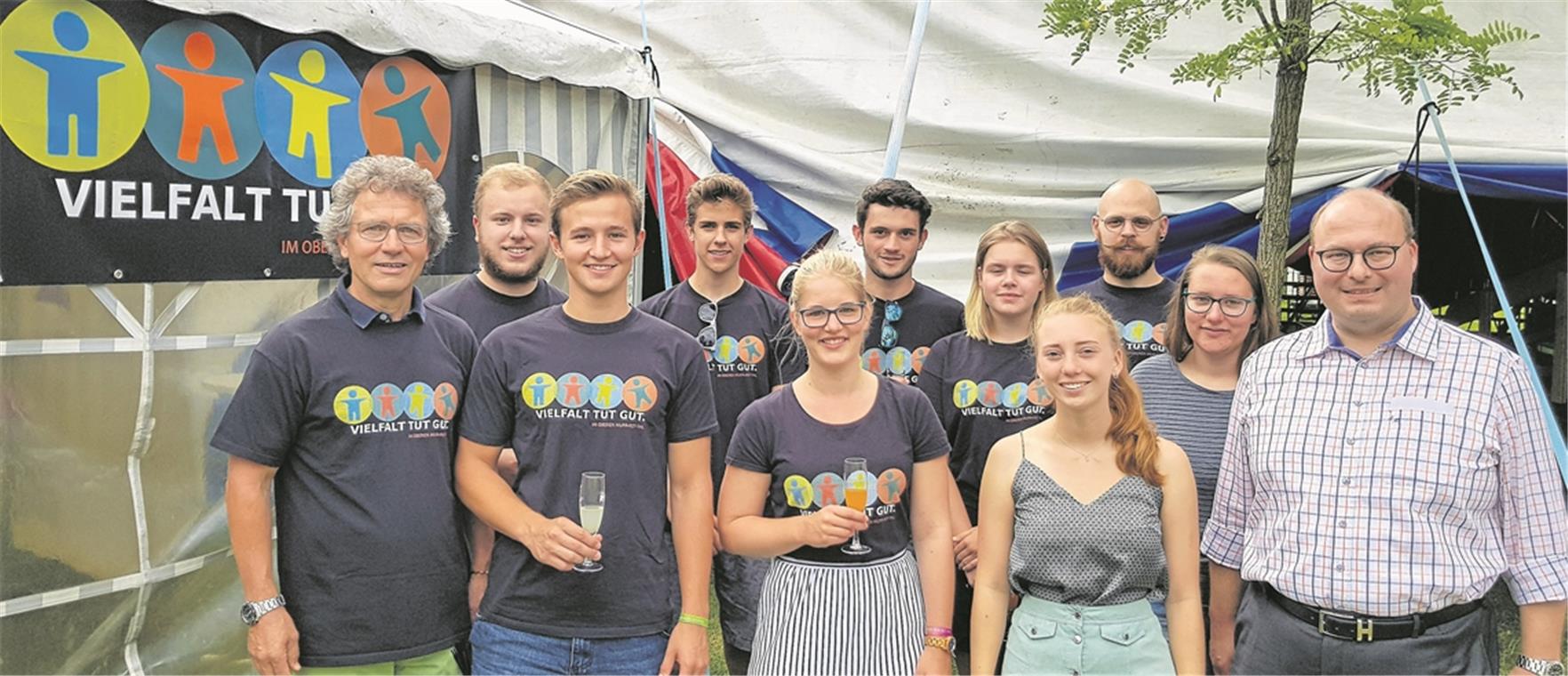 Team von Vielfalt tut gut, Erstwähler und Bürgermeister Armin Mößner (rechts) haben beim Murrhardter Sommerpalast auf die Aktion angestoßen und sich ausgetauscht. Foto: privat