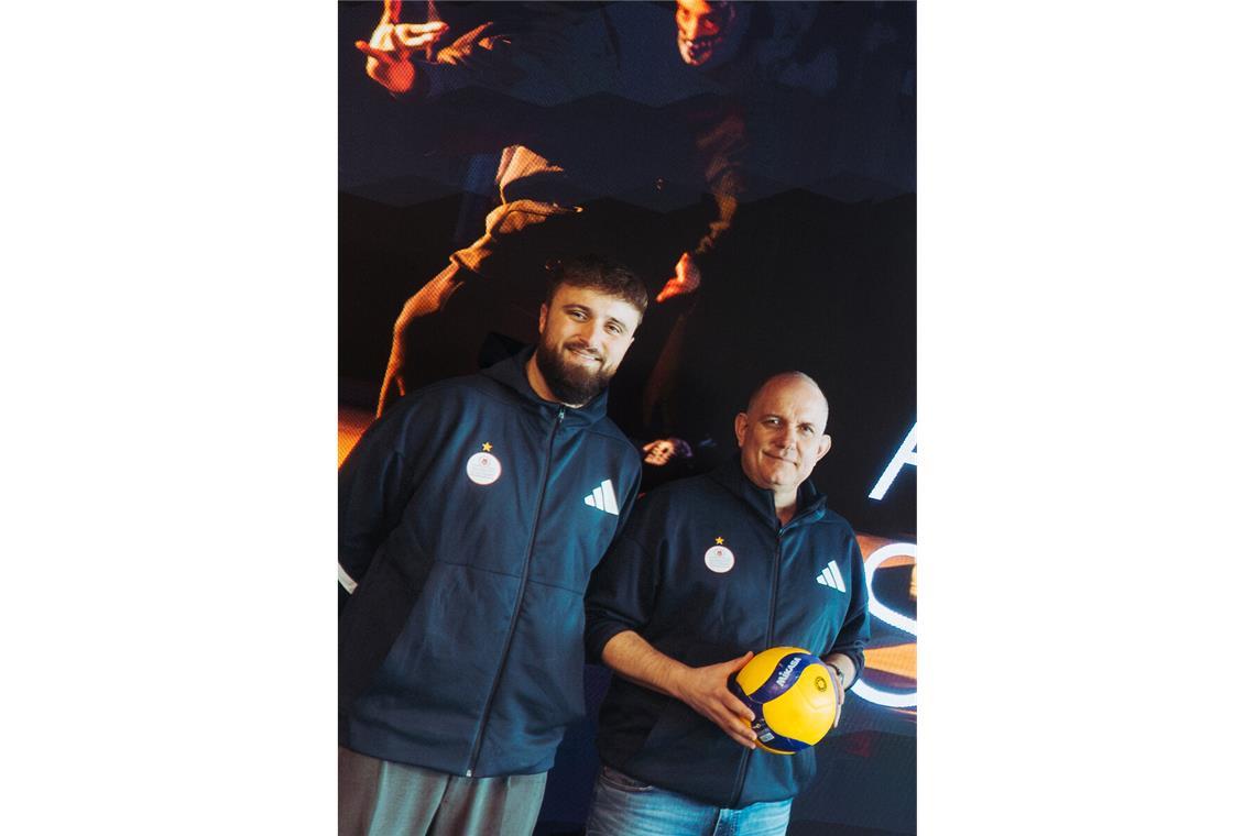 Teammanager Moritz Zeithammel (li.) und Aurel Irion, der Geschäftsführer des Volleyball-Bundesligisten Allianz MTV Stuttgart, freuen sich auf die Zusammenarbeit mit Adidas.