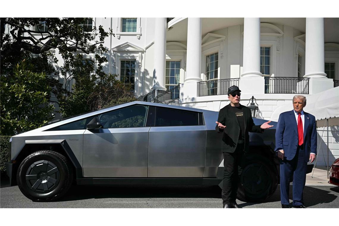 Trump: Protest gegen Tesla wird von Linken bezahlt Tech-Milliardär Musk unterstützt US-Präsident Trump – nun brennen in den USA Tesla-Fahrzeuge. (Archivbild)