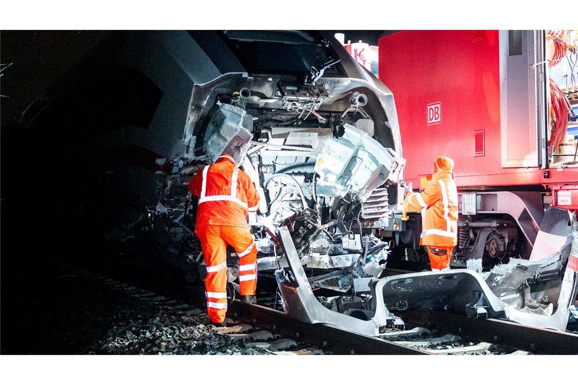 Bilder des Tages Techniker der Bahn arbeiten nach einem Zugunglück an einem beschädigten ICE in Hamburg.