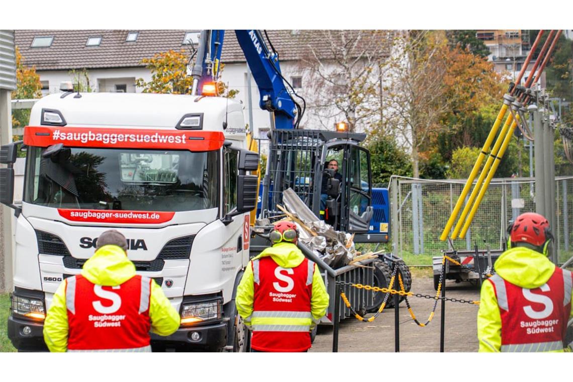 Techniker des Versorgers nahmen umgehend Reparaturarbeiten an der beschädigten Anlage in Freiburg auf.