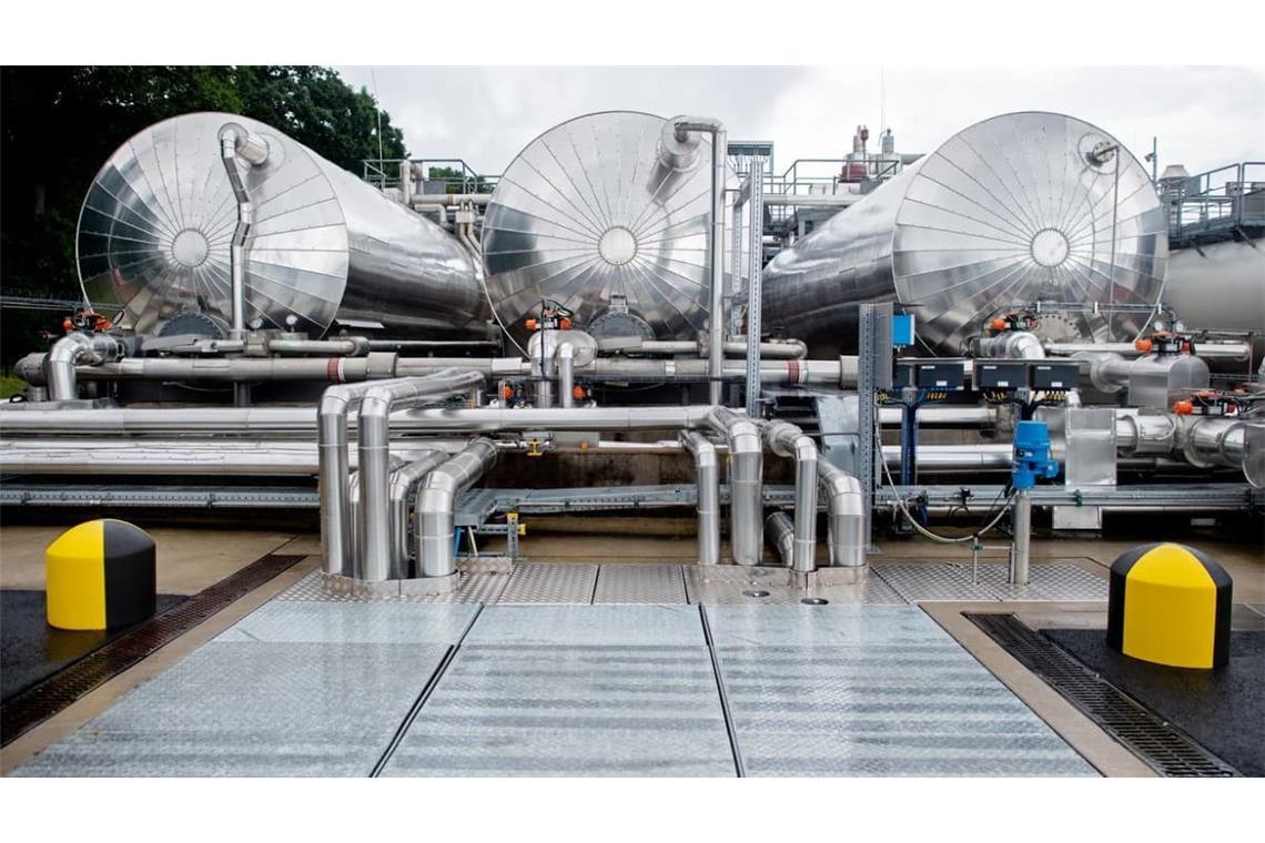 Technische Anlagen zur Ein- und Ausspeicherung von Erdgas, darunter mehrere Prozesswassertanks, stehen auf dem Gelände des Erdgasspeichers Rehden der SEFE Storage GmbH. Bei der Speicheranlage handelt es sich um den größten Erdgasspeicher in Westeuropa.