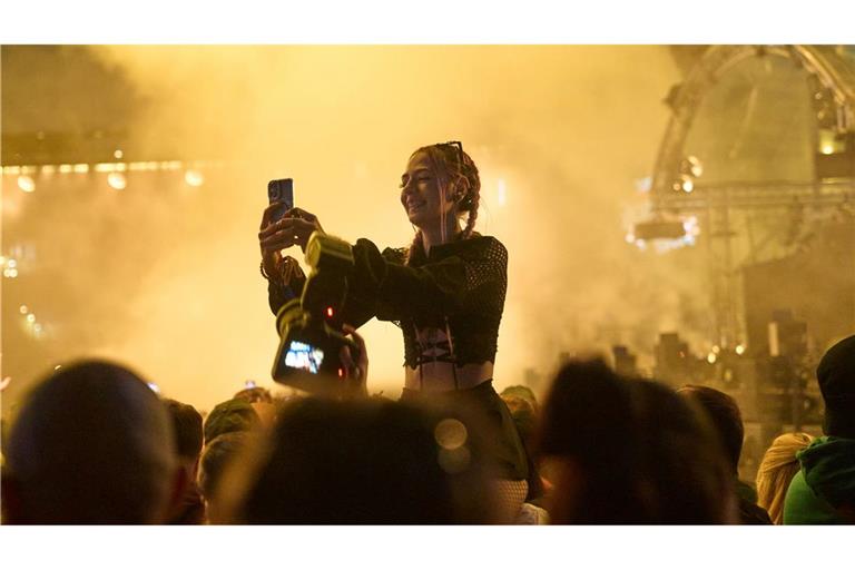 Technofans machen die Nacht zum Tage beim Festival "Nature One".