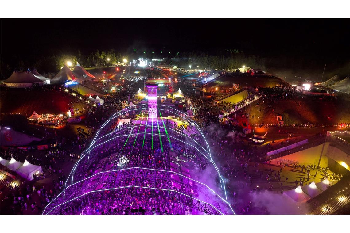 Bilder des Tages Technofans tanzen auf dem Open-Air-Floor des Technofestivals "Nature One" in Kastellaun.