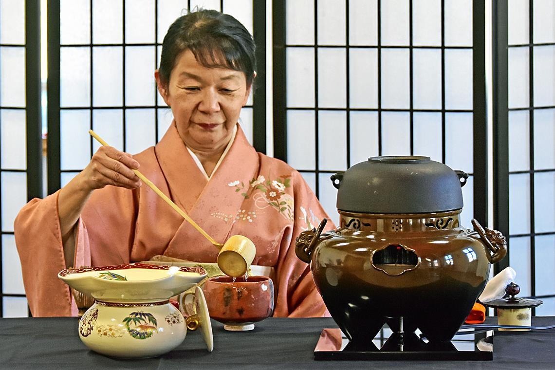 VHS-Kurs zur japanischen Teezeremonie kommt gut an Teelehrerin Yaeko Heinisch führt vor, wie der Tee richtig zubereitet wird. Foto: Tobias Sellmaier