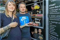 Teigbällchen mit Schokolade gibt es beim Stand von Dilsad und Mikail Gürbüz.