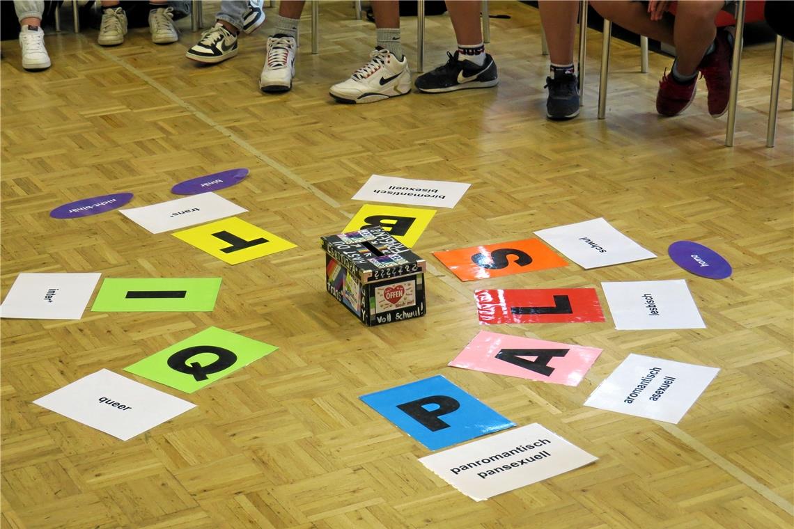 Hinter jedem Buchstaben steht ein Kampf Teil des Workshops ist auch Aufklärungsarbeit – Begriffe wie „queer“ oder „asexuell“ werden zusammen erarbeitet. Foto: Christine Schick