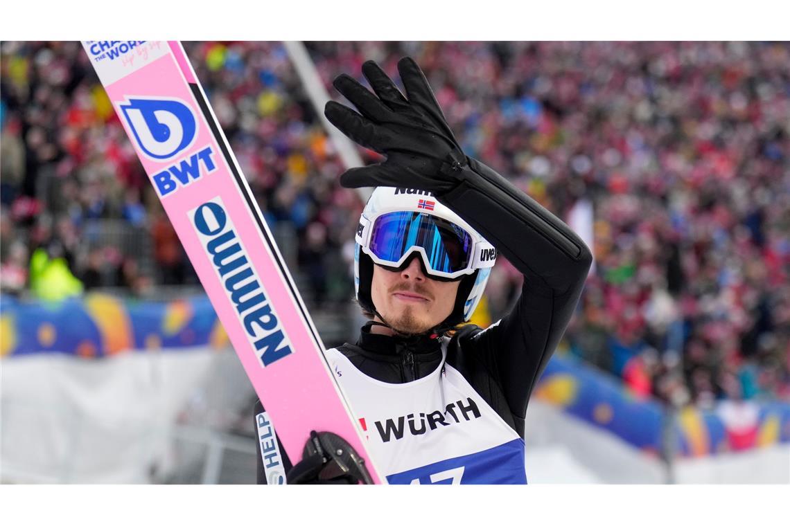 "Absolute Tragödie": Norweger-Betrug erschüttert Skispringen Teil eines systematischen Betrugs? Johann André Forfang winkt ins Publikum.