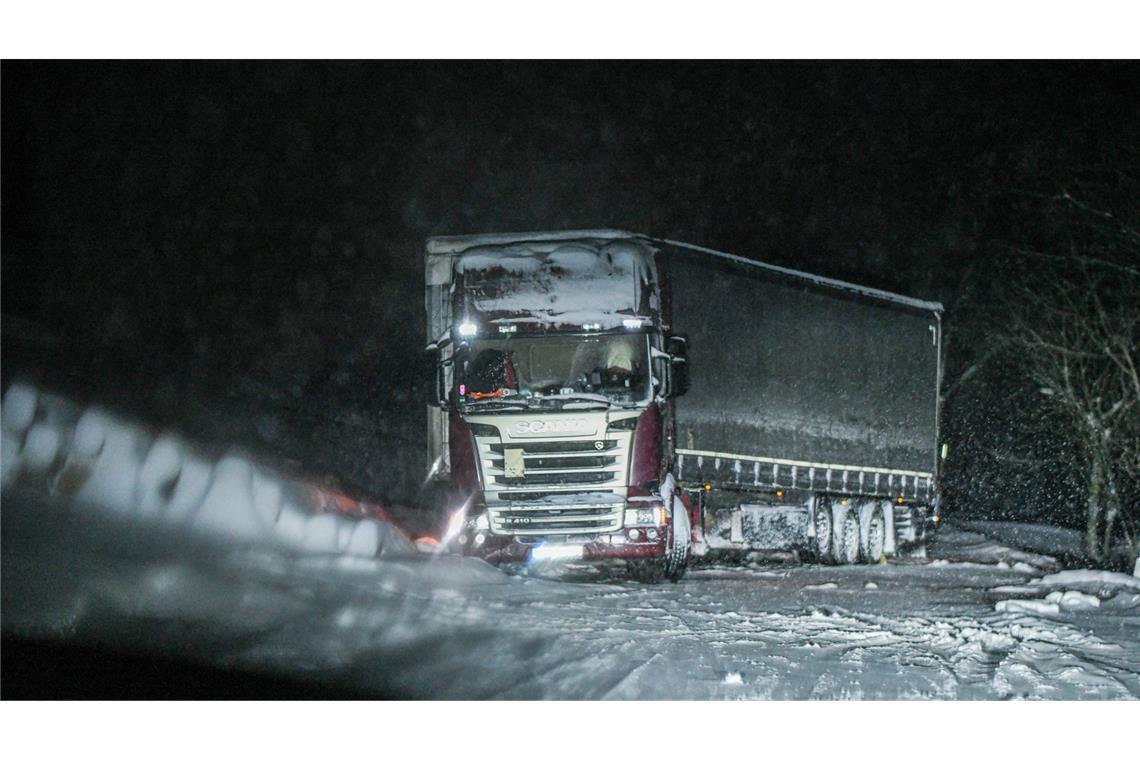 Mehr als 200 Unfälle im Südwesten – Behinderungen auf A81 Teile Baden-Württembergs sind im Schnee versunken. Es kam zu zahlreichen Unfällen.