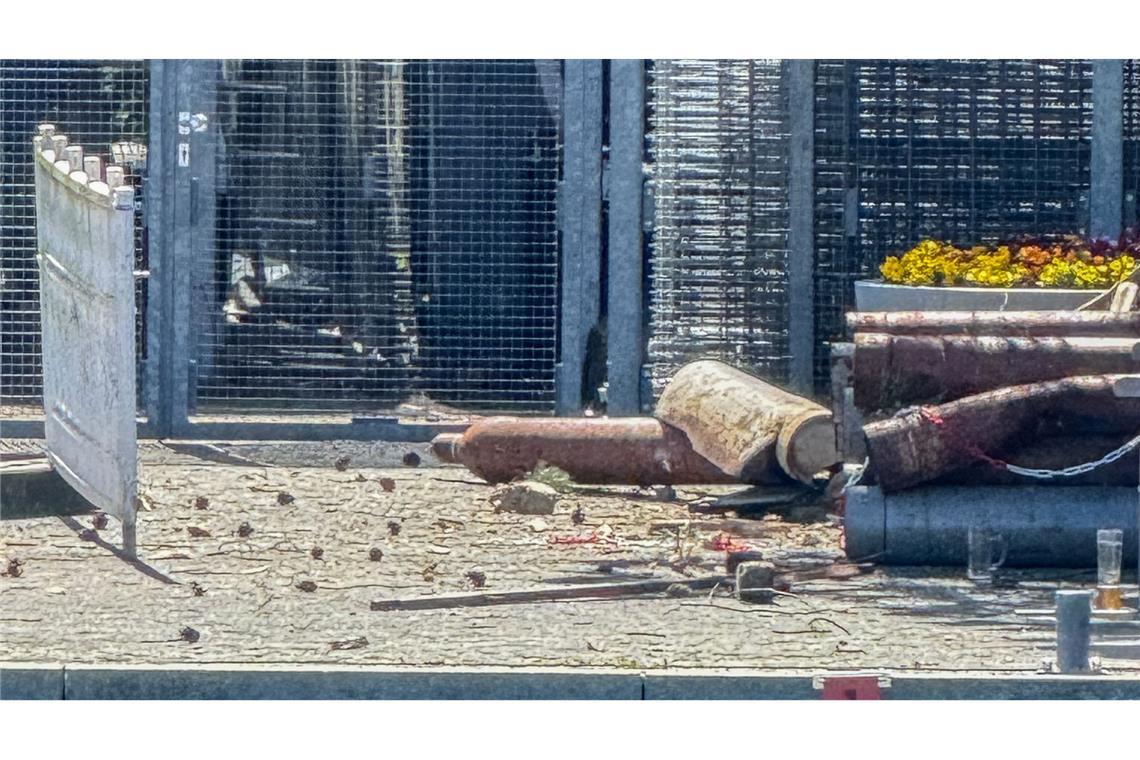 Ostsee-Ort Timmendorfer Strand: Knalltraumata nach Explosion Teile der explodierten Gasflasche sollen laut einem Augenzeugen bis ins Wasser geflogen sein.