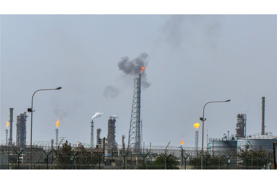 Teile der Mina Al-Ahmadi Ölraffinerie in Kuweit sind nach Drohnenangriffen abgeschaltet worden.