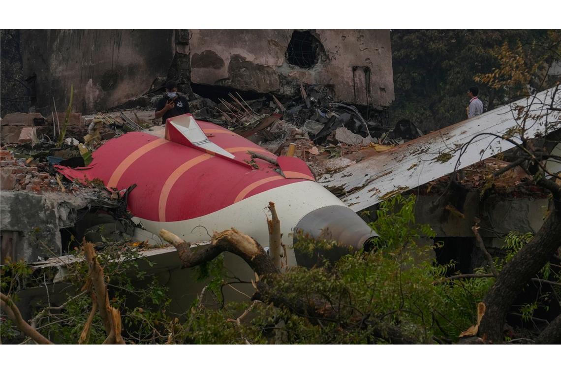 Wie ein Wunder: Passagier überlebt Flugzeugabsturz in Indien Teile eines Air India-Flugzeugs, das am Donnerstag abgestürzt ist, sind auf einem Gebäude in Ahmedabad, Indien, zu sehen.