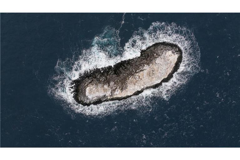 Teilnehmende einer Antarktis-Expedition mit der Polarstern haben im Weddellmeer eine Insel entdeckt, die bisher auf Seekarten noch nicht verzeichnet ist. Die Insel ist etwa 130 Meter lang, 50 Meter breit und ragt ungefähr 16 Meter aus dem Wasser.