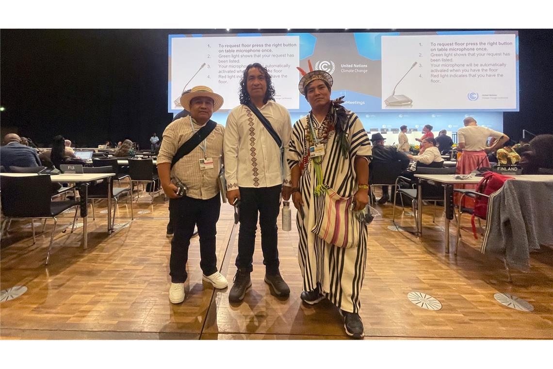 Teilnehmer aus der ganzen Welt sind in Bonn zu Klimaverhandlungen zusammengekommen - hier Vertreter aus Kolumbien und Peru.